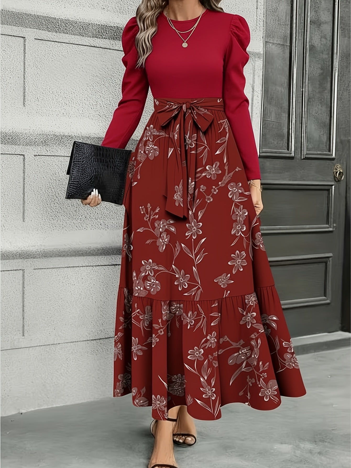 Vestido largo con lazo en la cintura y estampado floral en azul marino – Elegante vestido retro con corte ajustado y falda acampanada