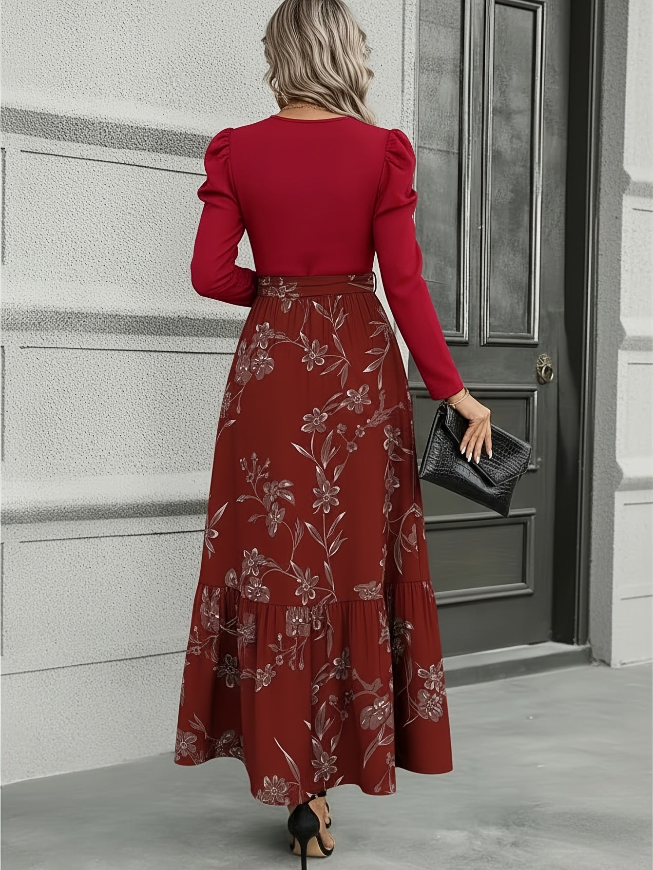 Vestido largo con lazo en la cintura y estampado floral en azul marino – Elegante vestido retro con corte ajustado y falda acampanada