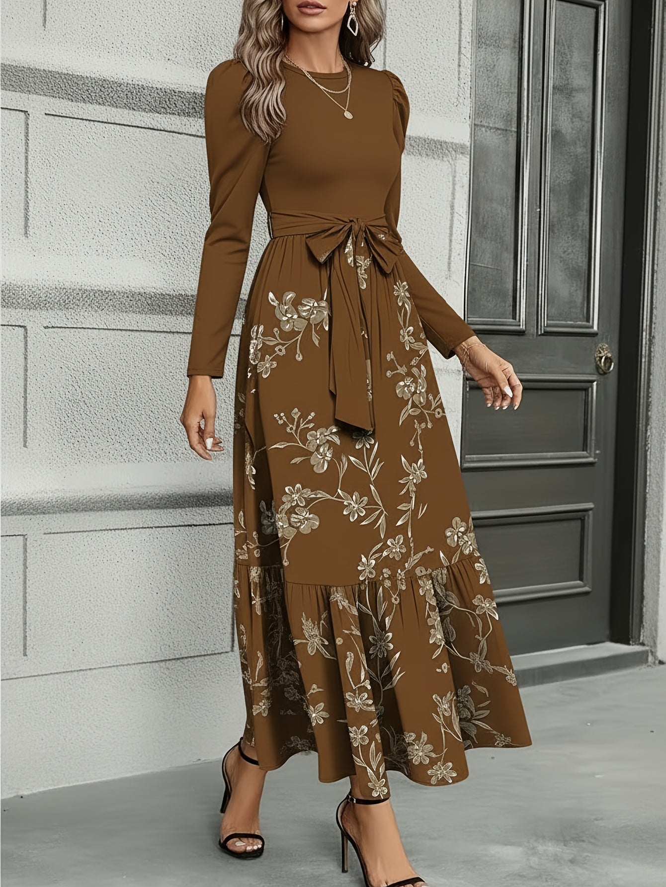 Vestido largo con lazo en la cintura y estampado floral en azul marino – Elegante vestido retro con corte ajustado y falda acampanada