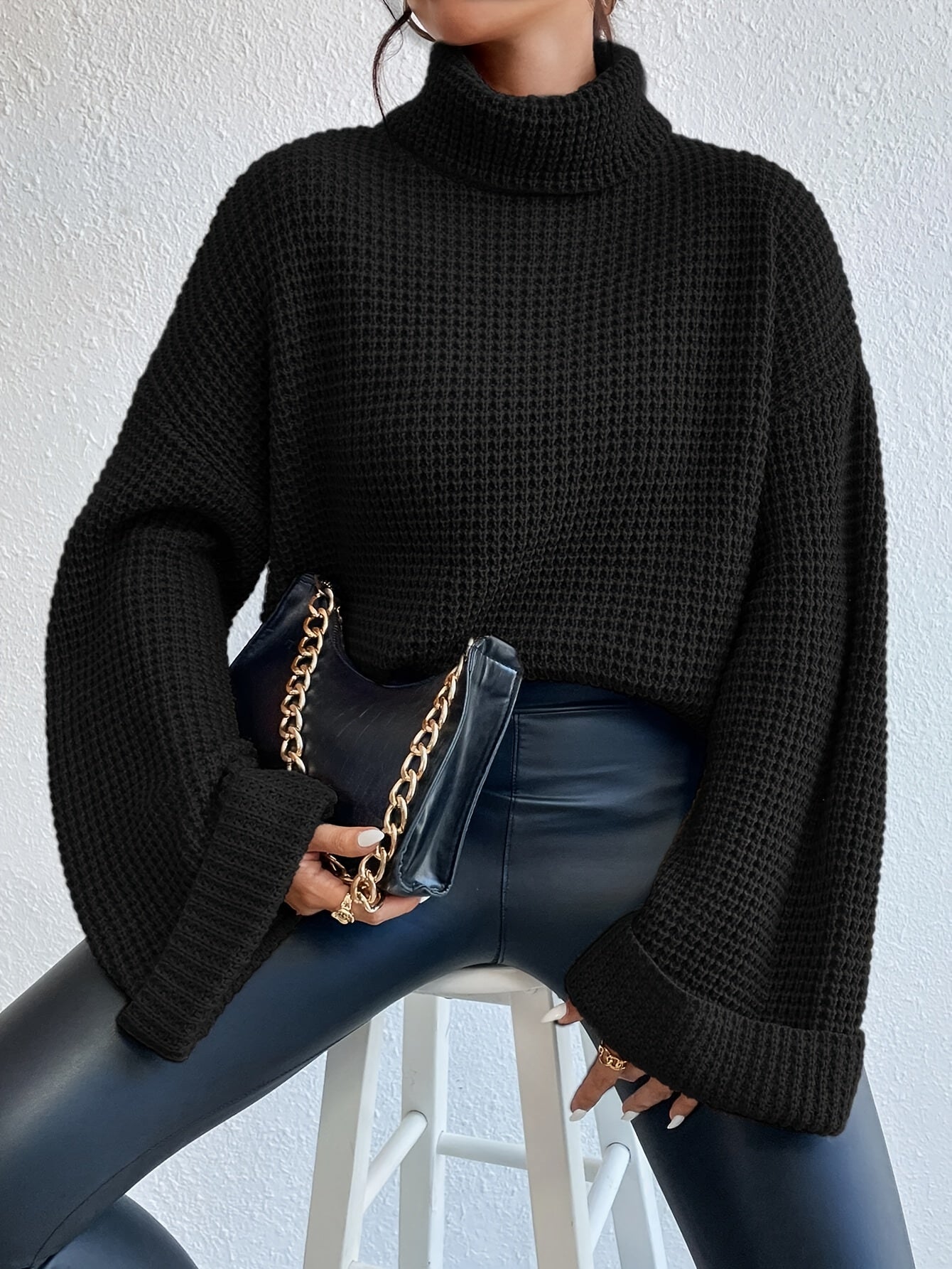 Pull gaufré col montant et épaules tombantes pour femme – Maille bleu vif