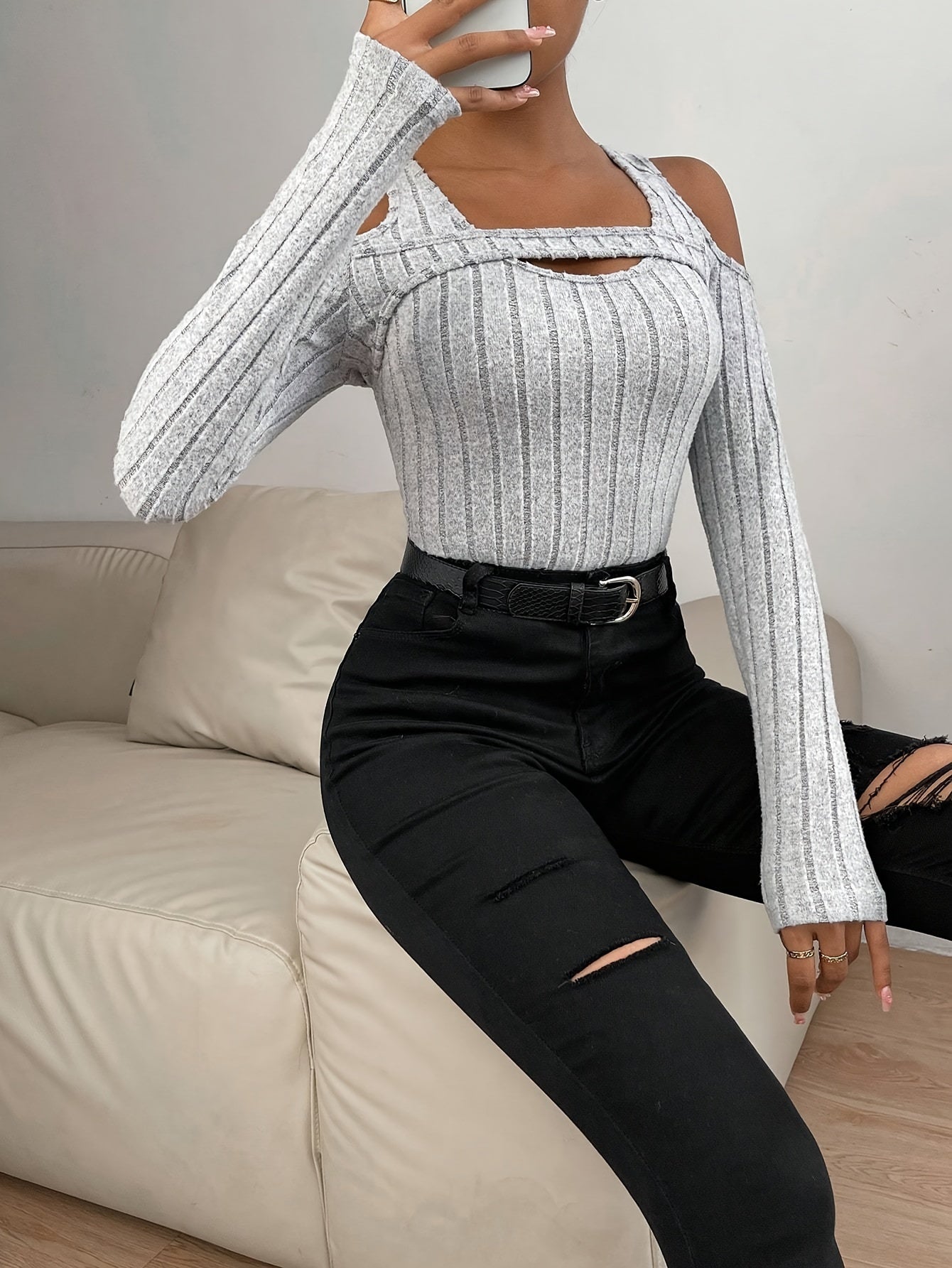 Elegante camiseta de punto con cuello redondo y detalles calados para mujer – Ideal para todas las estaciones