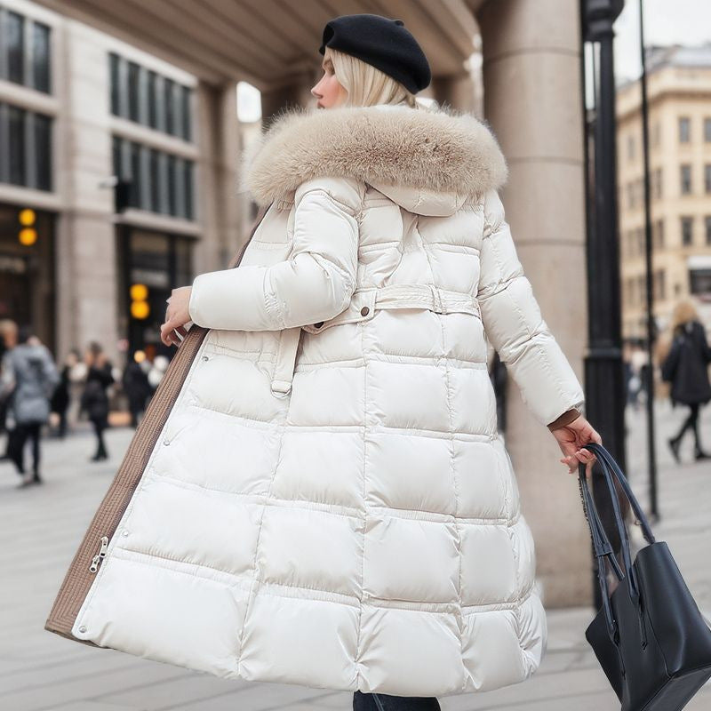 Abrigo largo de invierno ajustado para mujer con capucha de piel y cinturón – Corte cálido