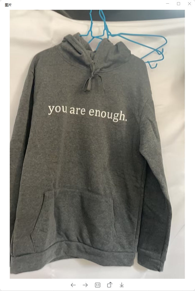 Sudadera con capucha Loom & Soul «Dear Person Behind Me» – Suéter afelpado estampado para mujer con bolsillo canguro y cordón ajustable en la capucha (unisex, varios colores)