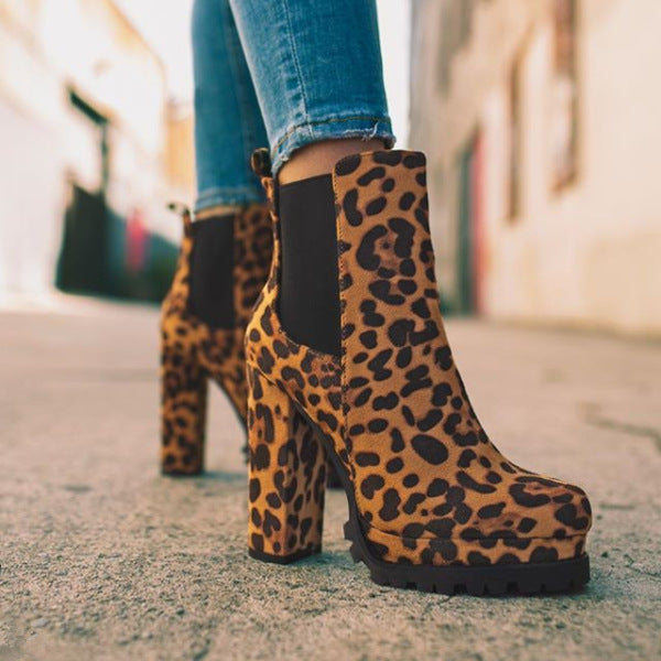 Botines de tacón de ante con estampado de leopardo Loom & Soul – Elegancia invernal de tacón alto