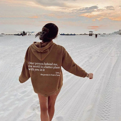 Sudadera con capucha Loom & Soul «Dear Person Behind Me» – Suéter afelpado estampado para mujer con bolsillo canguro y cordón ajustable en la capucha (unisex, varios colores)