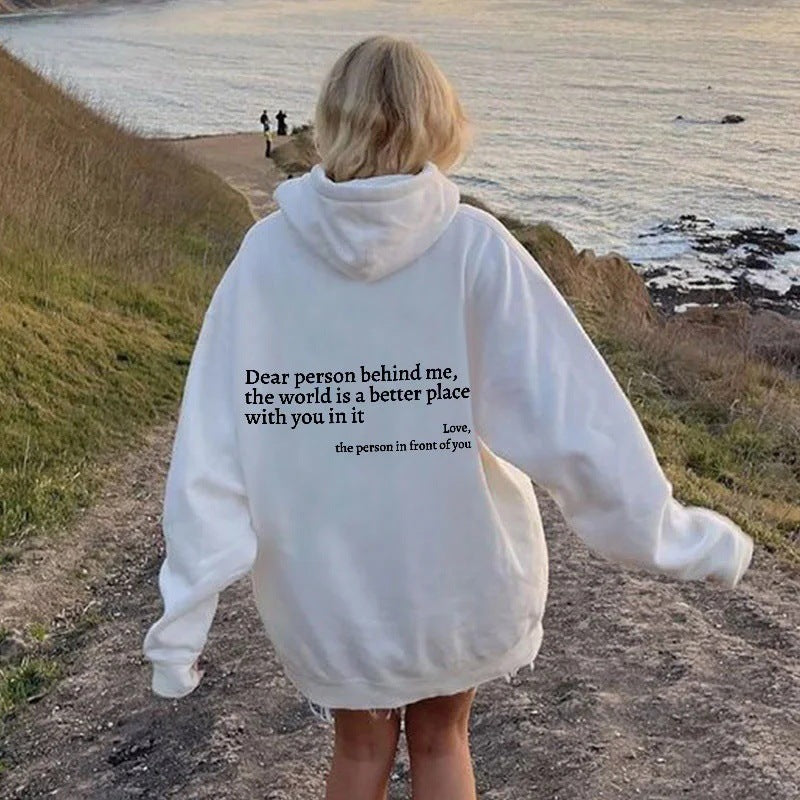 Sudadera con capucha Loom & Soul «Dear Person Behind Me» – Suéter afelpado estampado para mujer con bolsillo canguro y cordón ajustable en la capucha (unisex, varios colores)