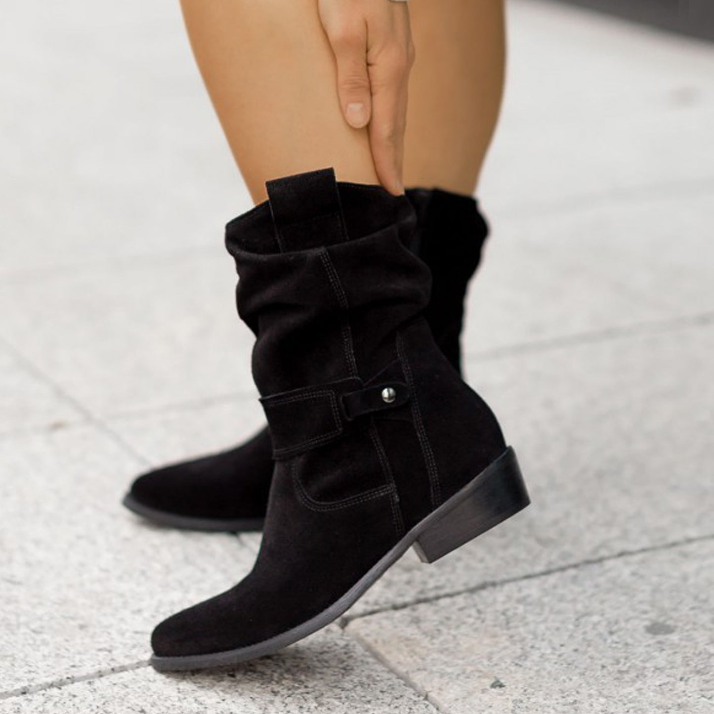 Botas de pantorrilla media con puntera puntiaguda para mujer de Loom & Soul – Botas vaqueras de gamuza a la moda con cremallera y tacón cuadrado