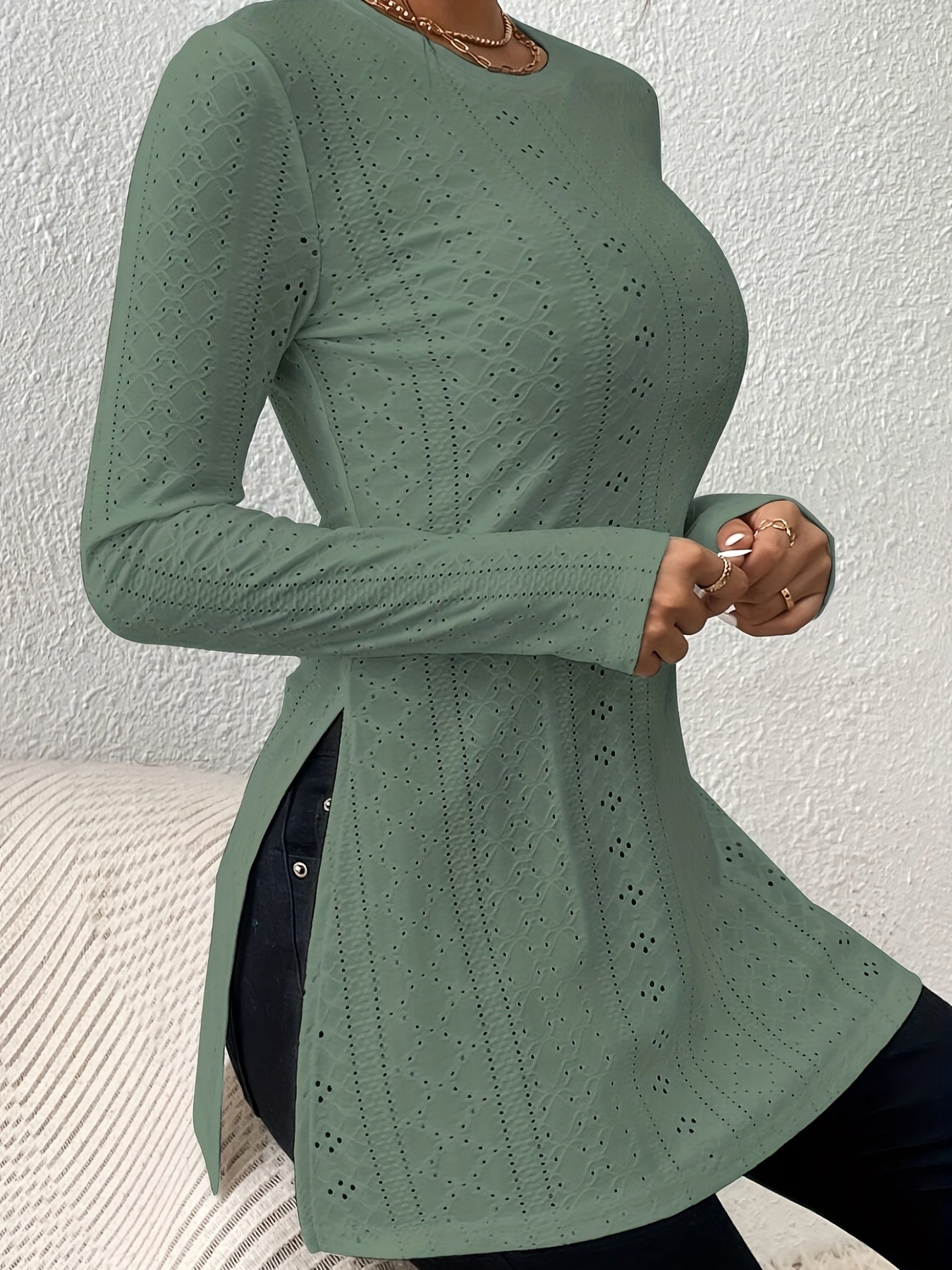 Elegante Top de Manga Larga con Bajo Hendido – Camiseta de Ojal de Cuello Redondo