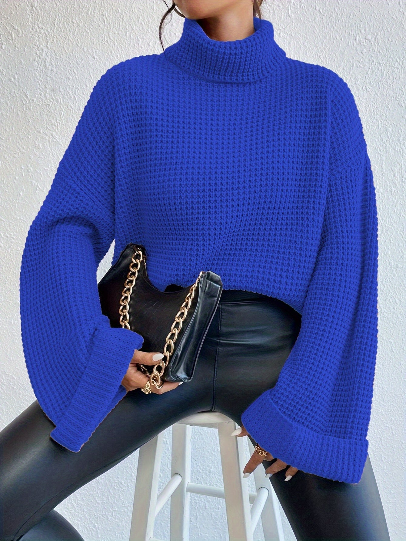 Pull gaufré col montant et épaules tombantes pour femme – Maille bleu vif