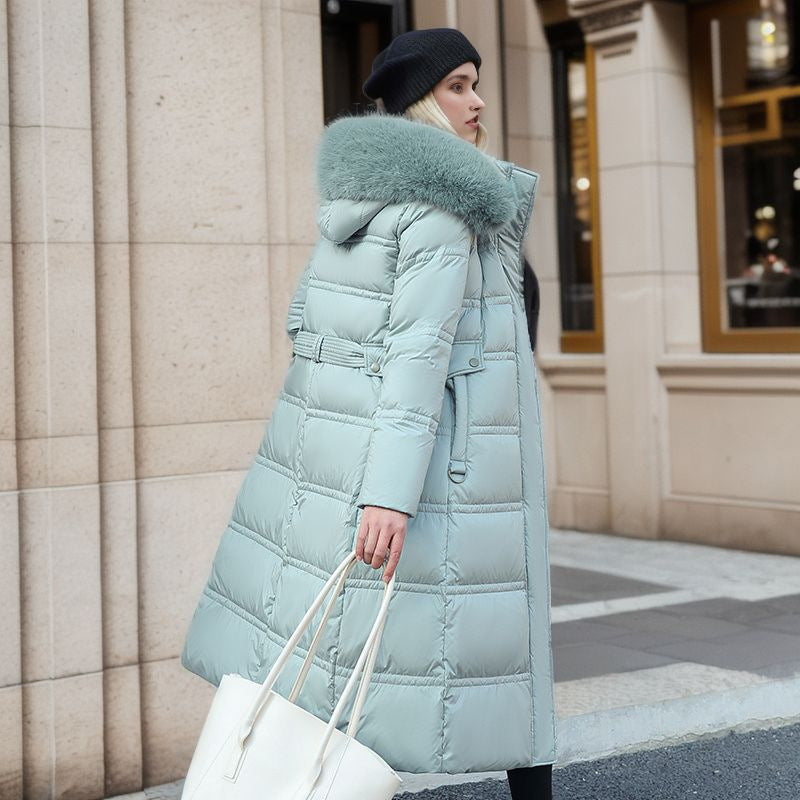 Abrigo largo de invierno ajustado para mujer con capucha de piel y cinturón – Corte cálido