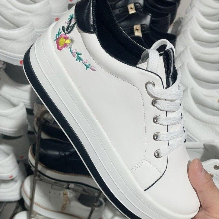 Loom & Soul™ Zapatillas de plataforma con bordado floral – Zapatos de PU con cordones para mujer con elevación de 3-5 cm y suela de EVA
