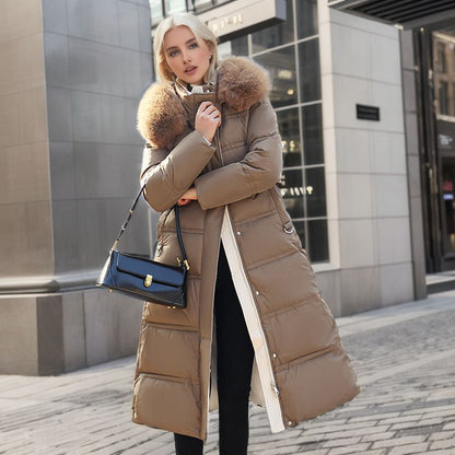 Abrigo largo de invierno ajustado para mujer con capucha de piel y cinturón – Corte cálido