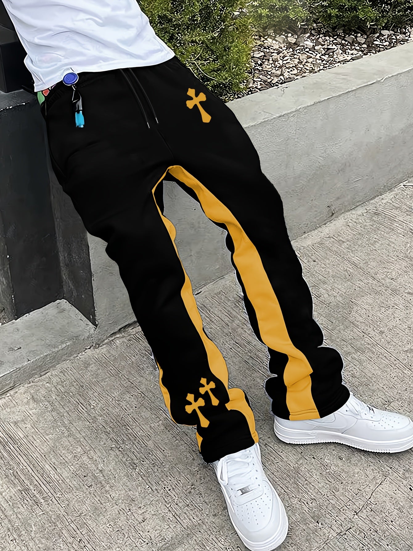 Pantalones Acampanados Negros para Hombre – Pantalones de Calle con Estampado de Cruz y Raya Roja