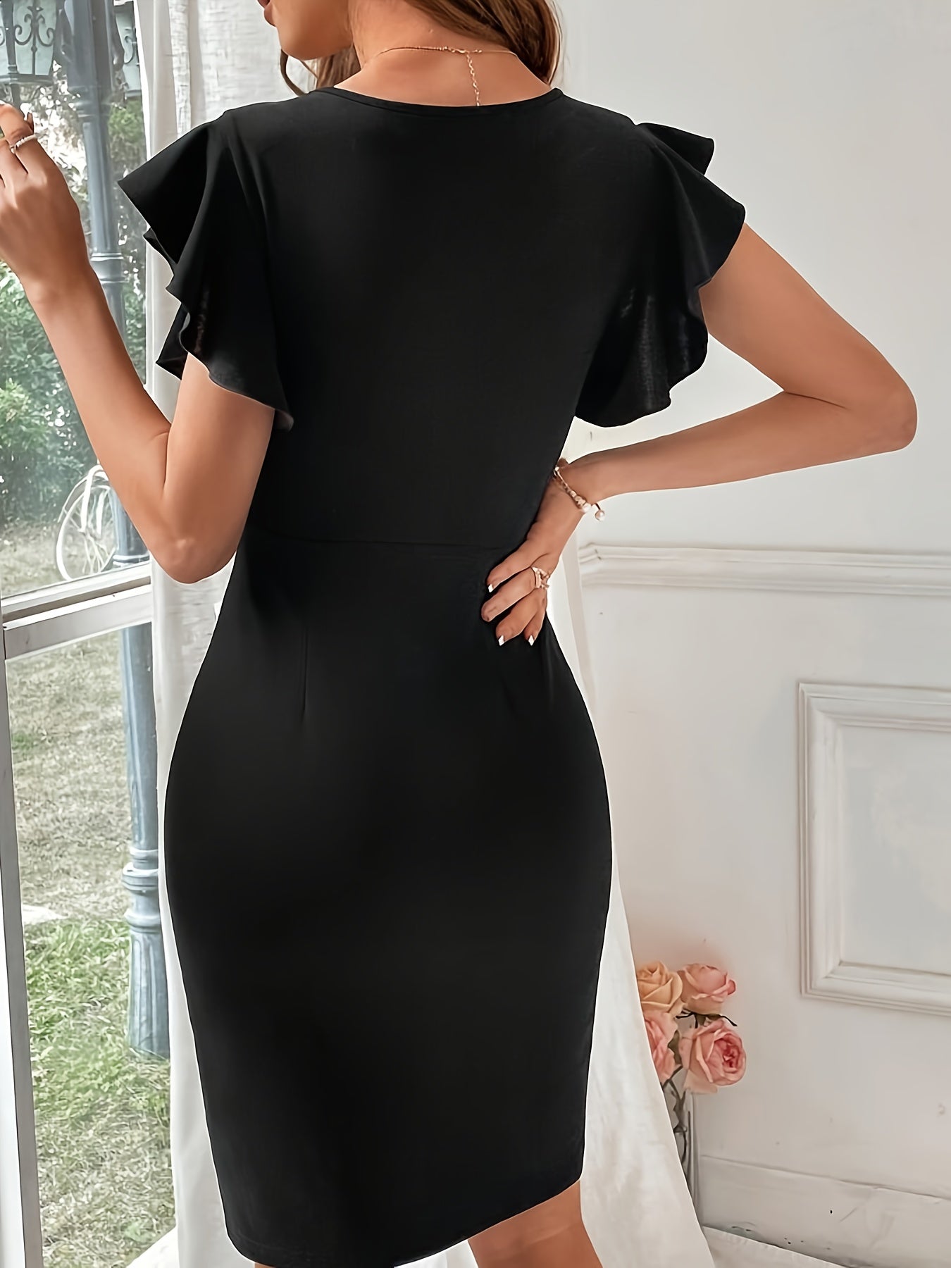 Vestido Bodycon Midi con Volantes y Cuello de Pico Negro – Vestido Midi Elástico Elegante