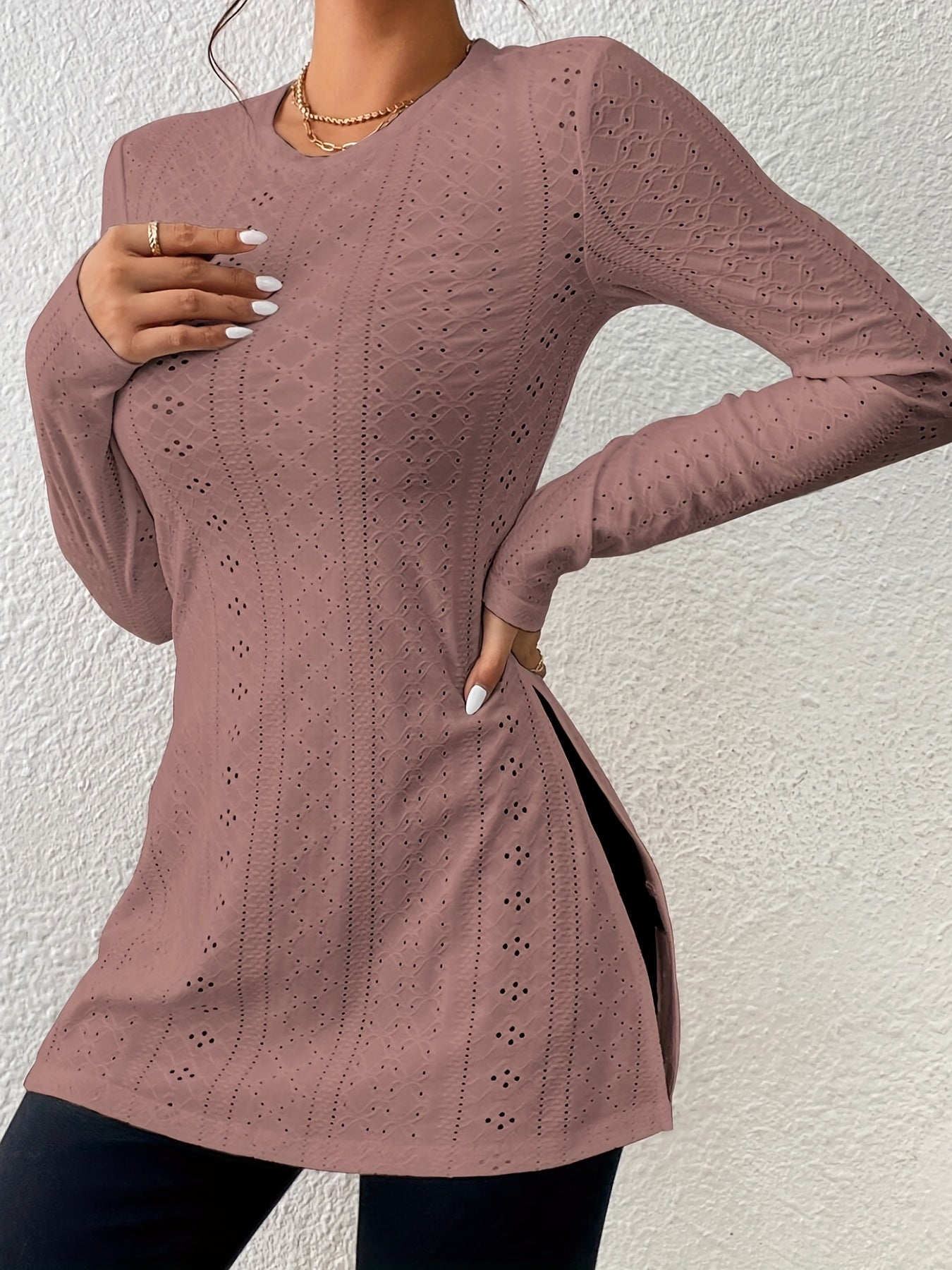 Elegante Top de Manga Larga con Bajo Hendido – Camiseta de Ojal de Cuello Redondo
