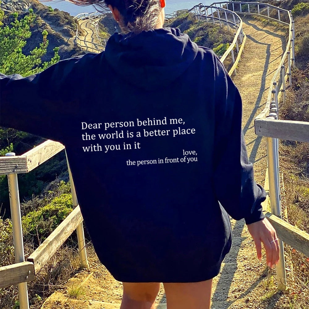 Sudadera con capucha Loom & Soul «Dear Person Behind Me» – Suéter afelpado estampado para mujer con bolsillo canguro y cordón ajustable en la capucha (unisex, varios colores)