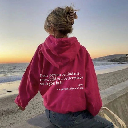 Sudadera con capucha Loom & Soul «Dear Person Behind Me» – Suéter afelpado estampado para mujer con bolsillo canguro y cordón ajustable en la capucha (unisex, varios colores)