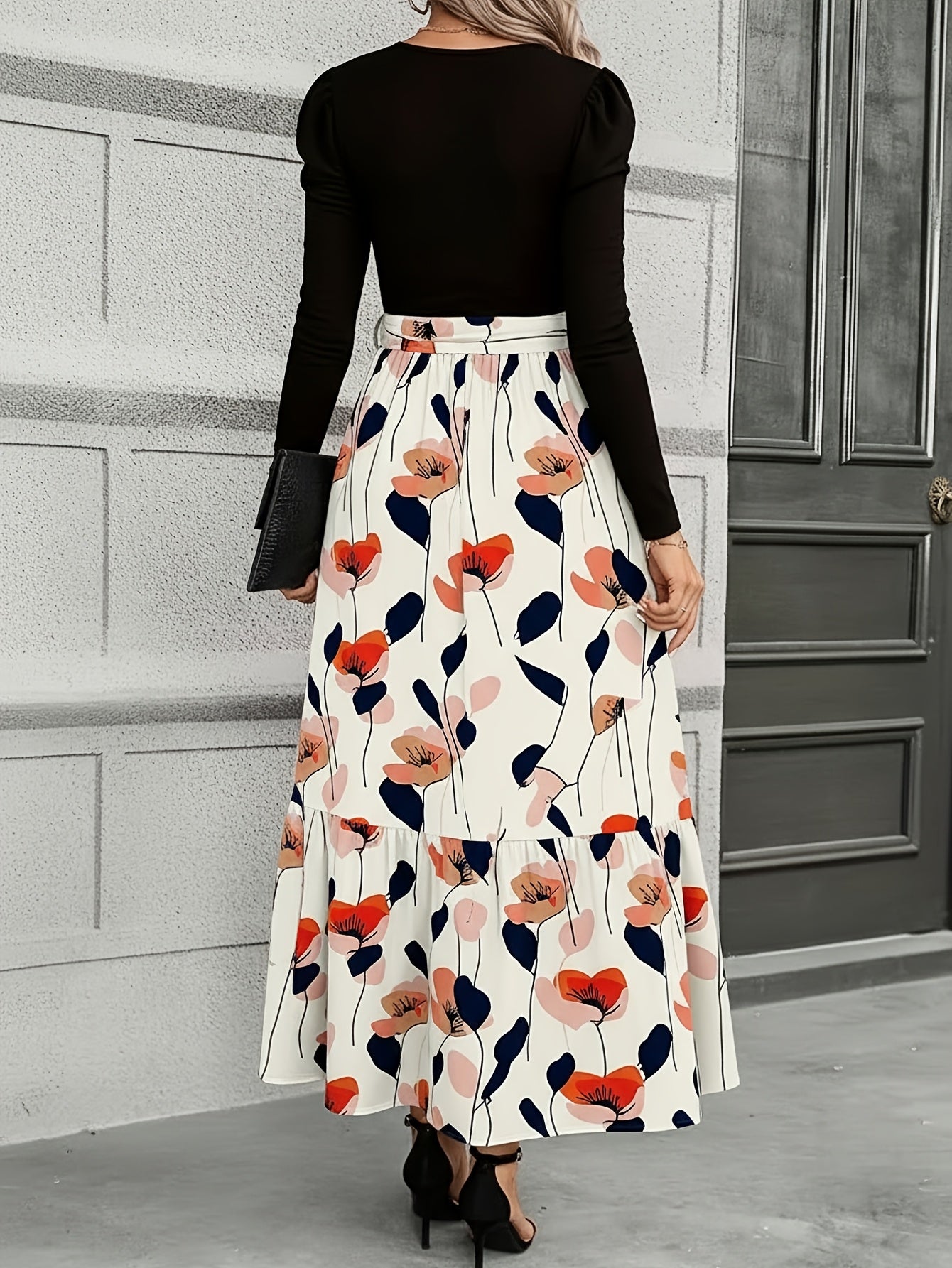Vestido largo con lazo en la cintura y estampado floral en azul marino – Elegante vestido retro con corte ajustado y falda acampanada