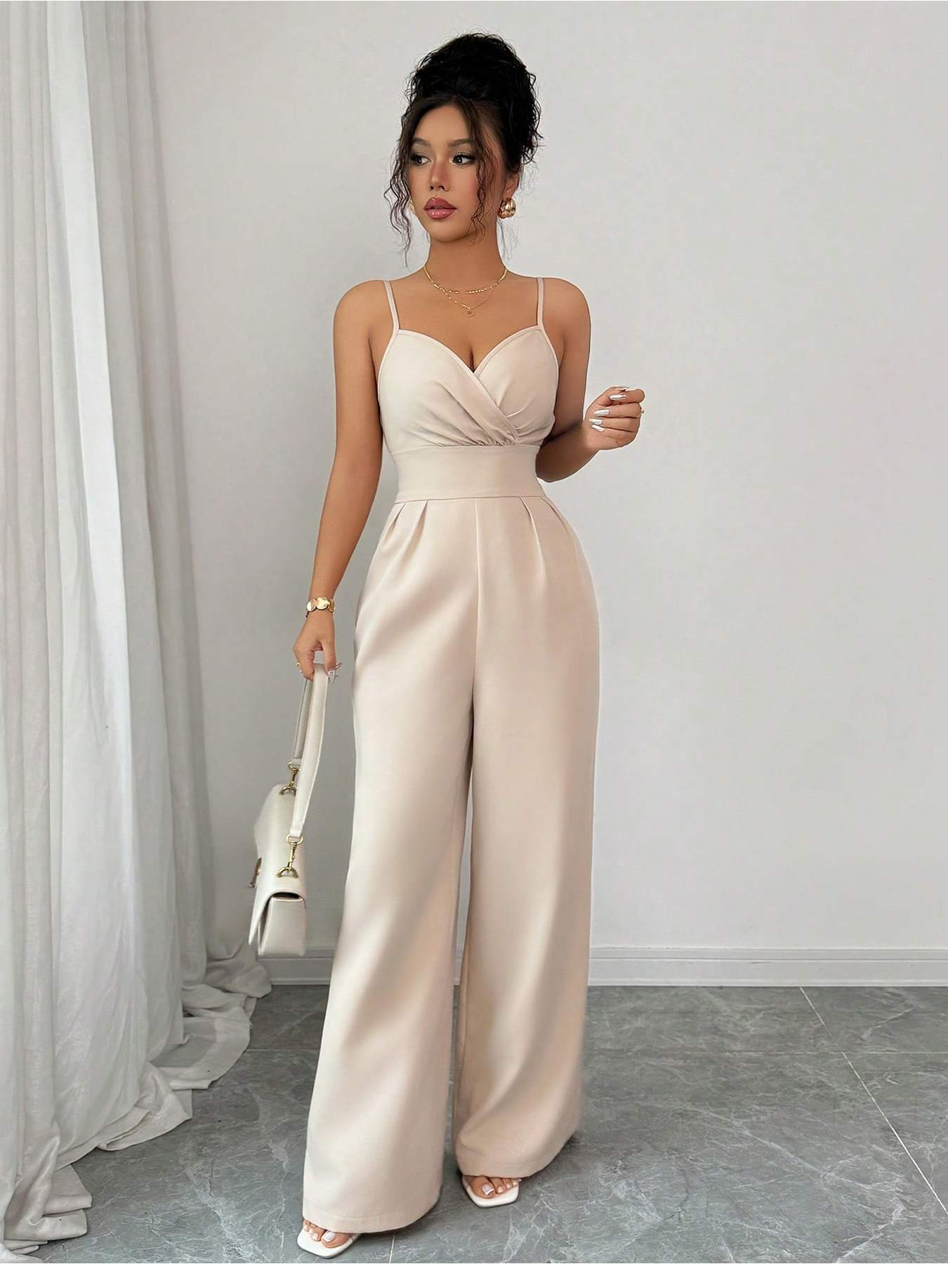 Mono Minimalista con Tirantes y Cuello de Pico – Elegantes Palazzos de Pierna Ancha