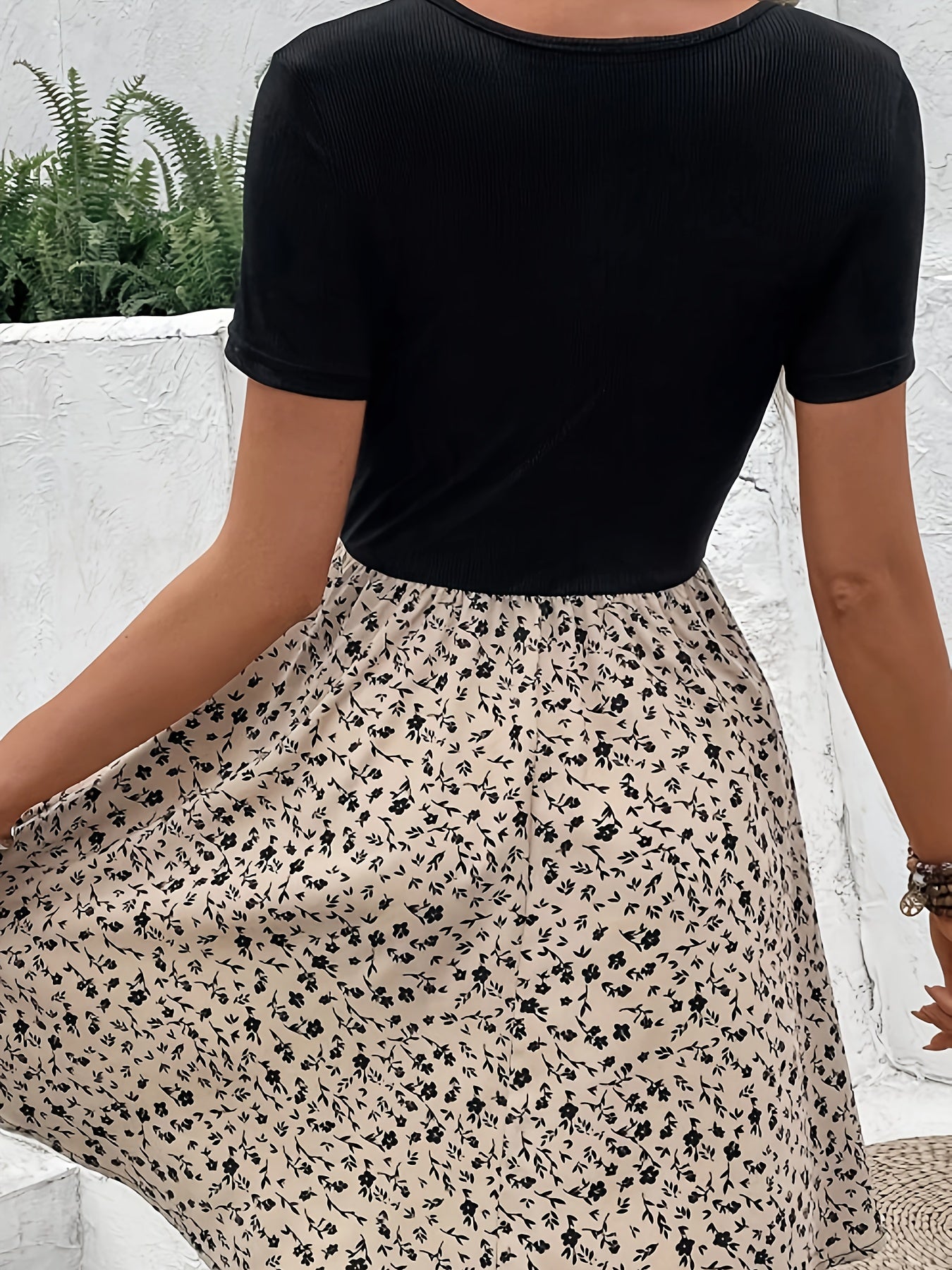Vestido floral de cuello alto con paneles de malla – Vestido elegante de corte y vuelo para el día a día