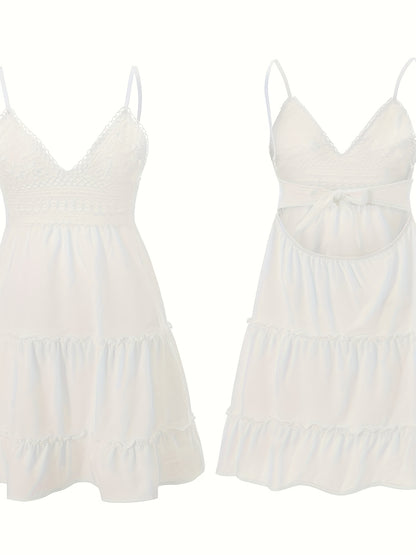 Vestido mini de tirantes finos de encaje blanco con elegante lazo en la espalda