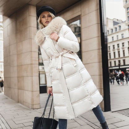 Abrigo largo de invierno ajustado para mujer con capucha de piel y cinturón – Corte cálido