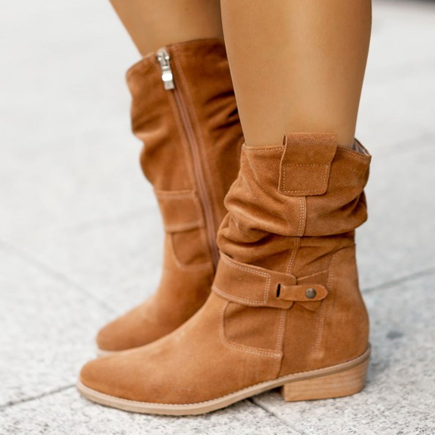 Botas de pantorrilla media con puntera puntiaguda para mujer de Loom & Soul – Botas vaqueras de gamuza a la moda con cremallera y tacón cuadrado
