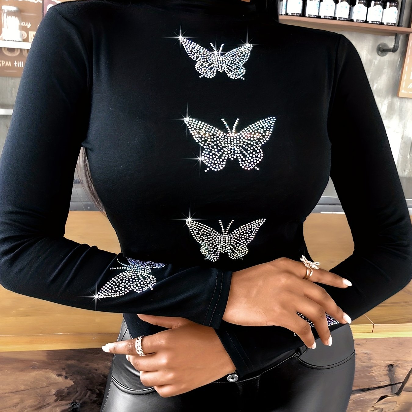 Top con cuello simulado de mariposa y pedrería - Túnica elegante de manga larga ajustada