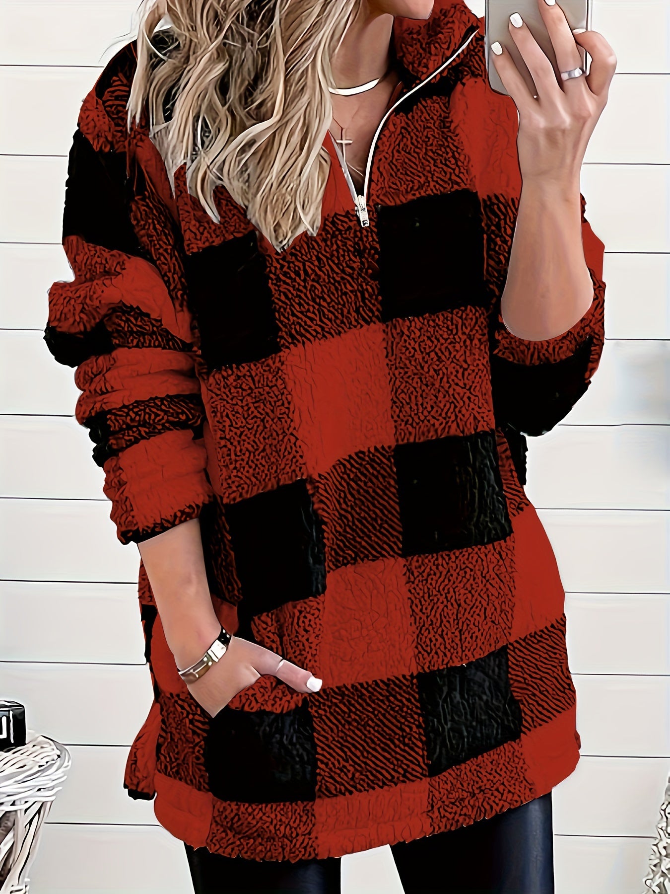 Pull douillet pour femme à col montant avec fermeture éclair – Motif écossais