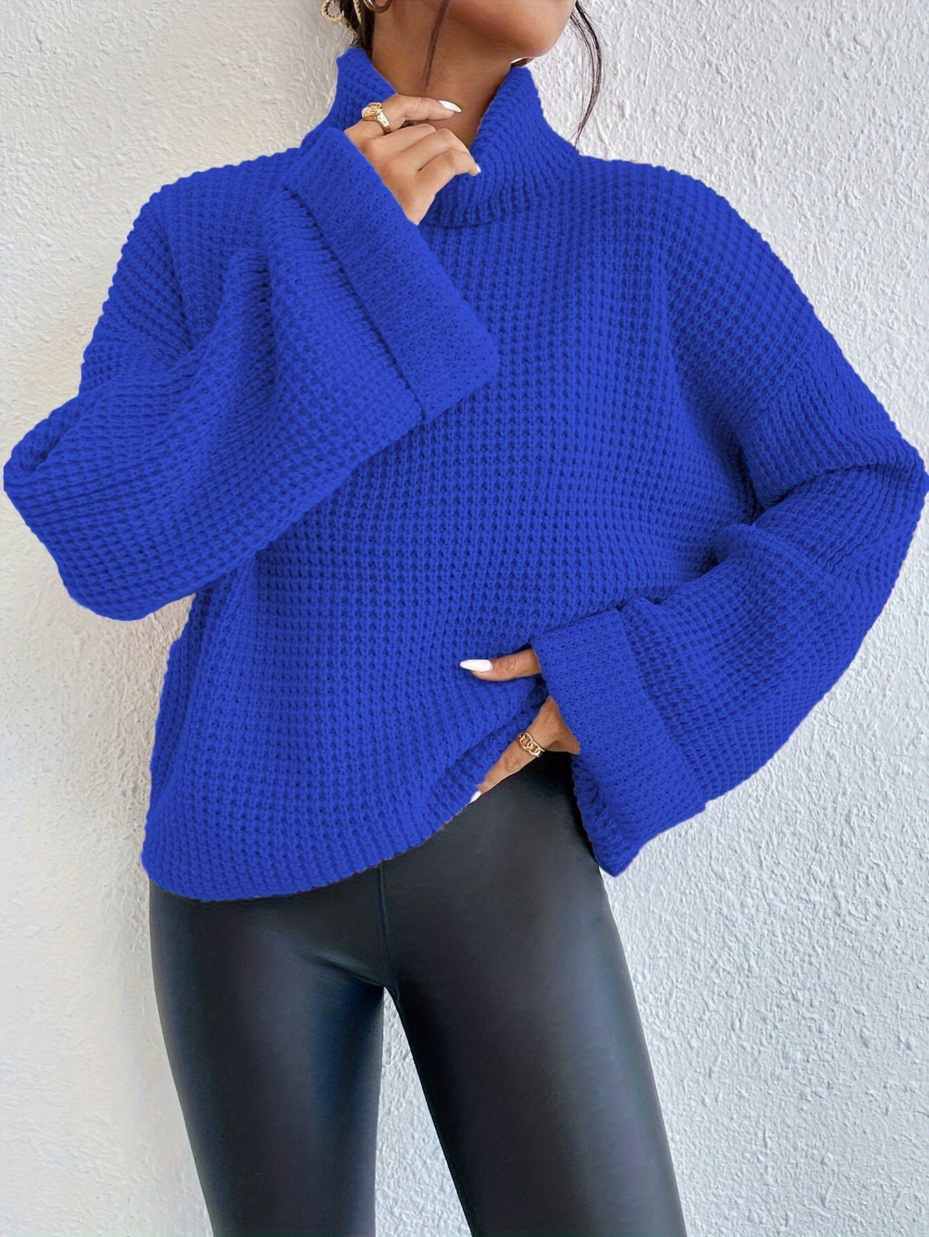 Pull gaufré col montant et épaules tombantes pour femme – Maille bleu vif